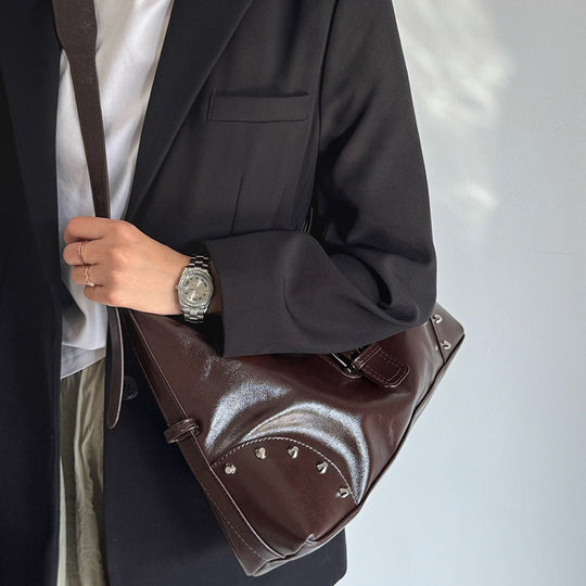 Damen Hobo-Tasche mit glamourösem Kettenverschluss und eleganten Nieten Nord Taschen