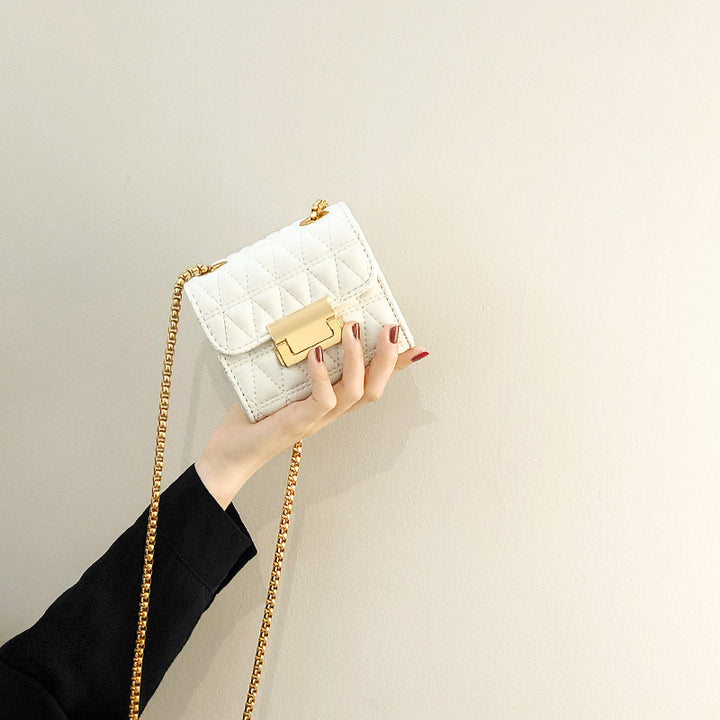 Damen elegante Clutch mit glänzendem Kettenriemen und gestepptem Design Nord Taschen