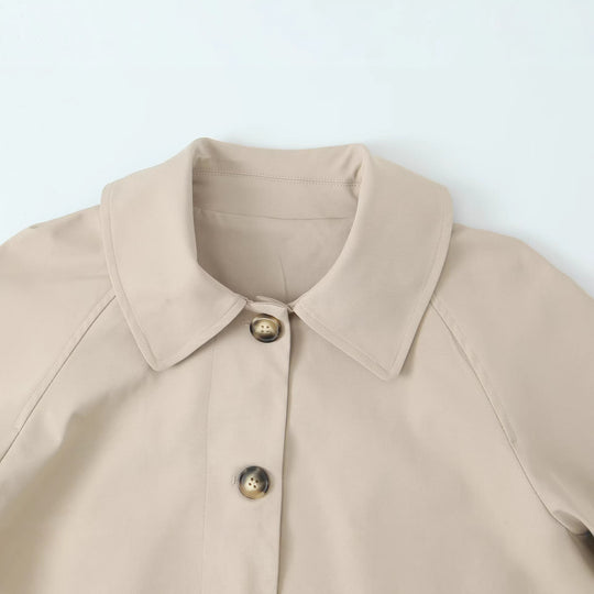 Damen Kurz geschnittene Boxy-Jacke mit weitem Hemdkragen und durchgehender Knopfleiste Nord Taschen