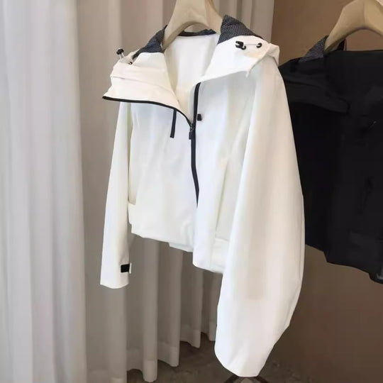 Damen Wasserabweisende Kapuzenjacke im minimalistischen Urban-Design mit verdecktem Reißverschluss Nord Taschen