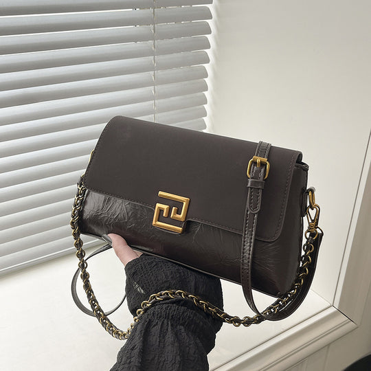 Damen Umhängetasche mit eleganter Verschlussmechanik und luxuriösem Kettenriemen Nord Taschen