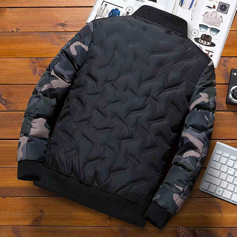 Herren Leicht wattierte Bomberjacke im Urban‑Camo‑Mix mit Rautensteppung und gerippten Abschlüssen Nord Taschen
