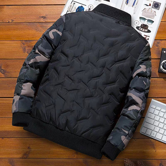 Herren Leicht wattierte Bomberjacke im Urban‑Camo‑Mix mit Rautensteppung und gerippten Abschlüssen Nord Taschen