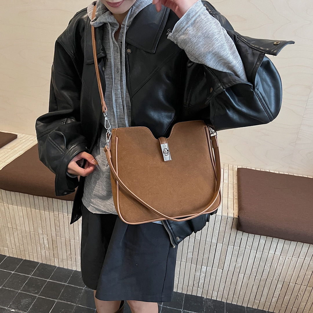 Damen Hobo-Tasche aus weichem Wildleder mit edlem Verschluss Nord Taschen