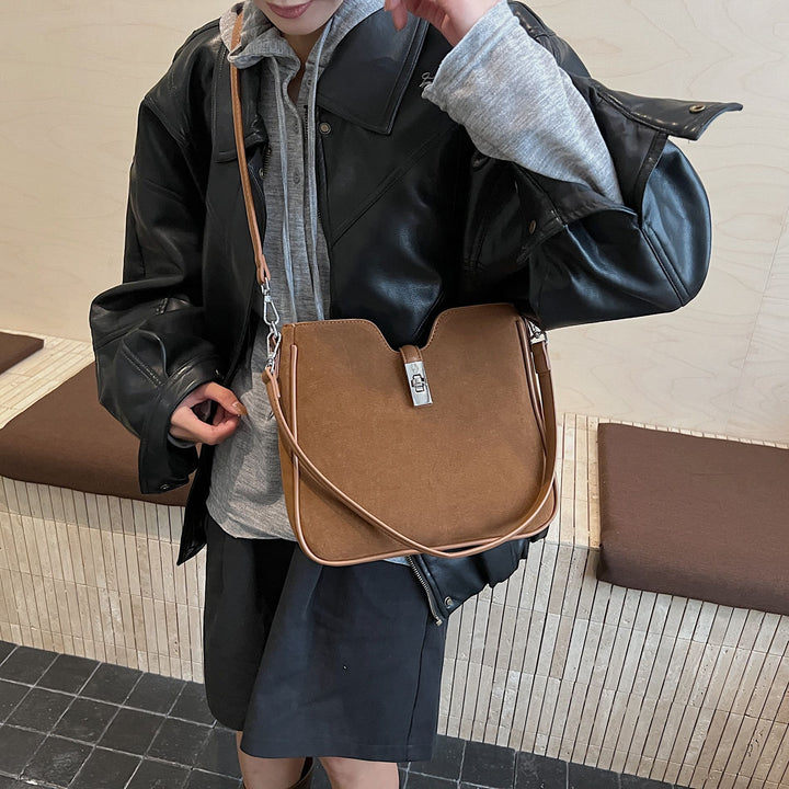 Damen Hobo-Tasche aus weichem Wildleder mit edlem Verschluss Nord Taschen