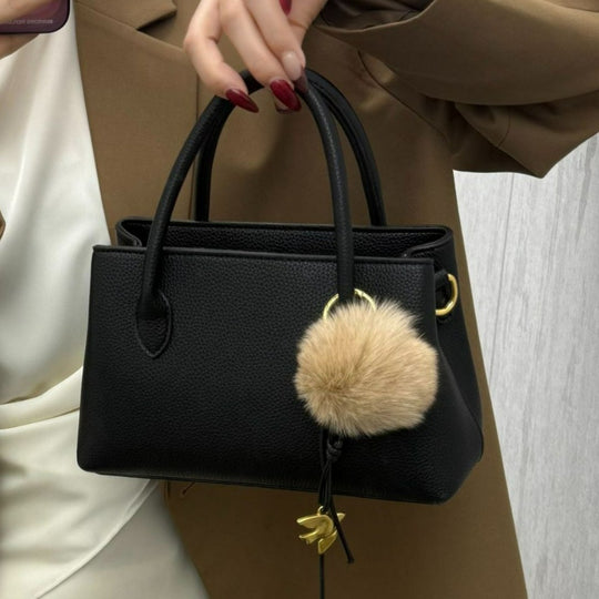 Damen Handtasche aus hochwertigem Kunstleder mit dekorativem Pelzanhänger Nord Taschen