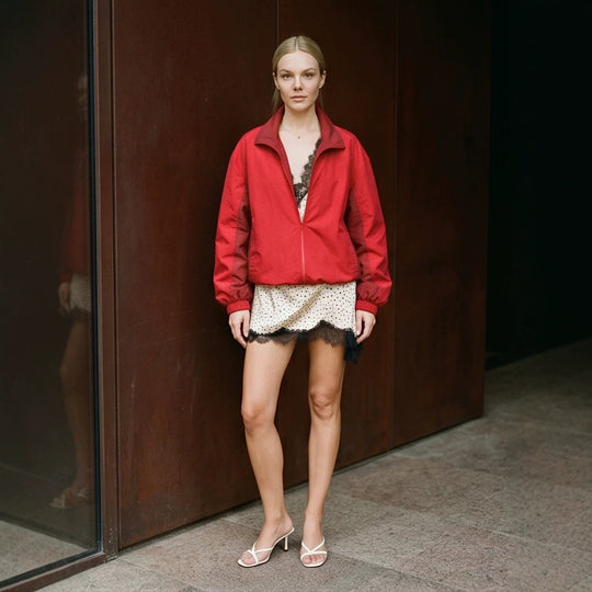 Damen Leichter Boxy-Windbreaker mit Stehkragen und elastischem Saum Nord Taschen
