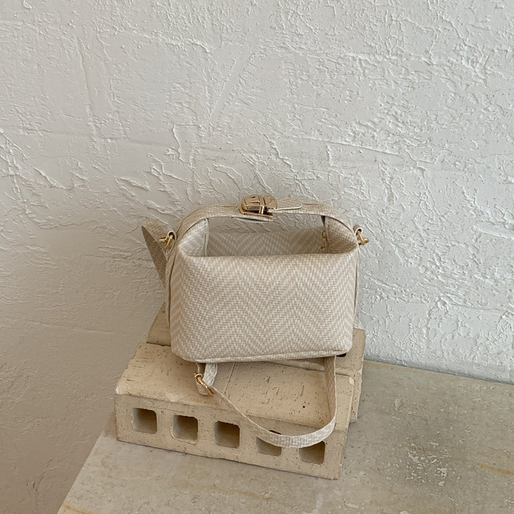 Damen Umhängetasche mit elegantem Design und goldenen Verschlüssen Nord Taschen