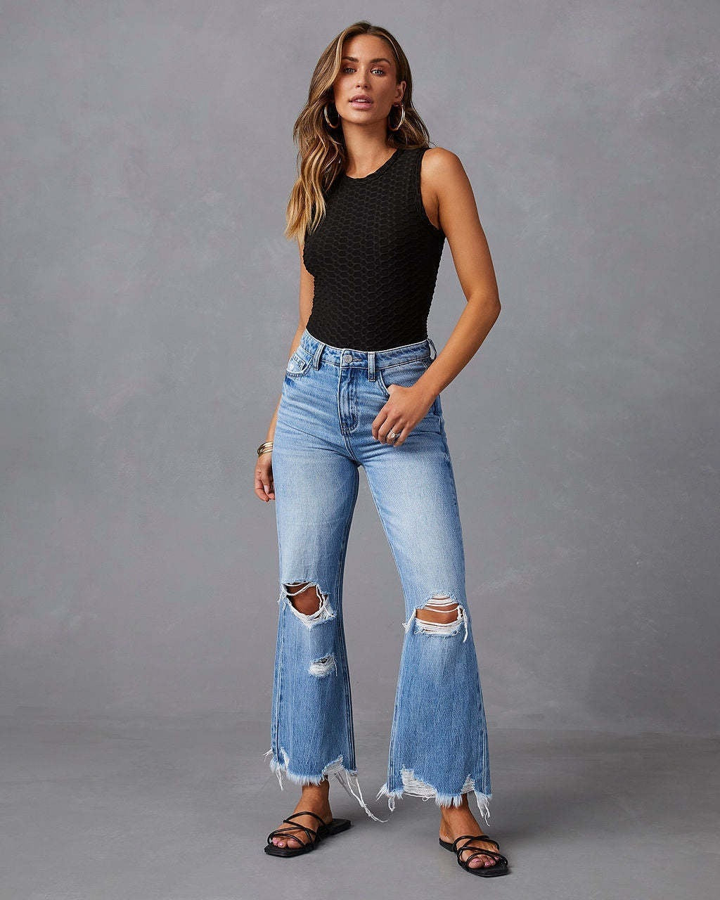 Damen hochgeschnittene ausgestellte Destroyed-Jeans mit Knieausfransungen und rohem Saum Nord Taschen