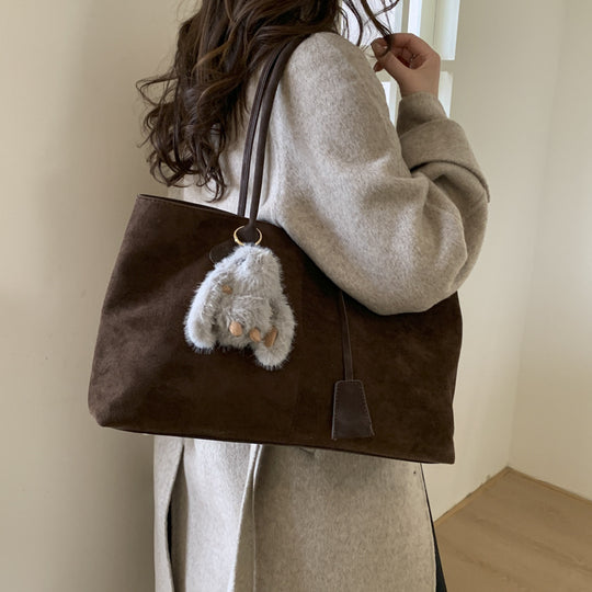 Damen modische Schultertasche aus hochwertigem Wildleder mit charmantem Plüschanhänger Nord Taschen