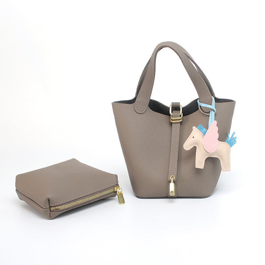 Damen Hobo-Tasche mit abnehmbarem Mini-Organizer und charmantem Tieranhänger Nord Taschen