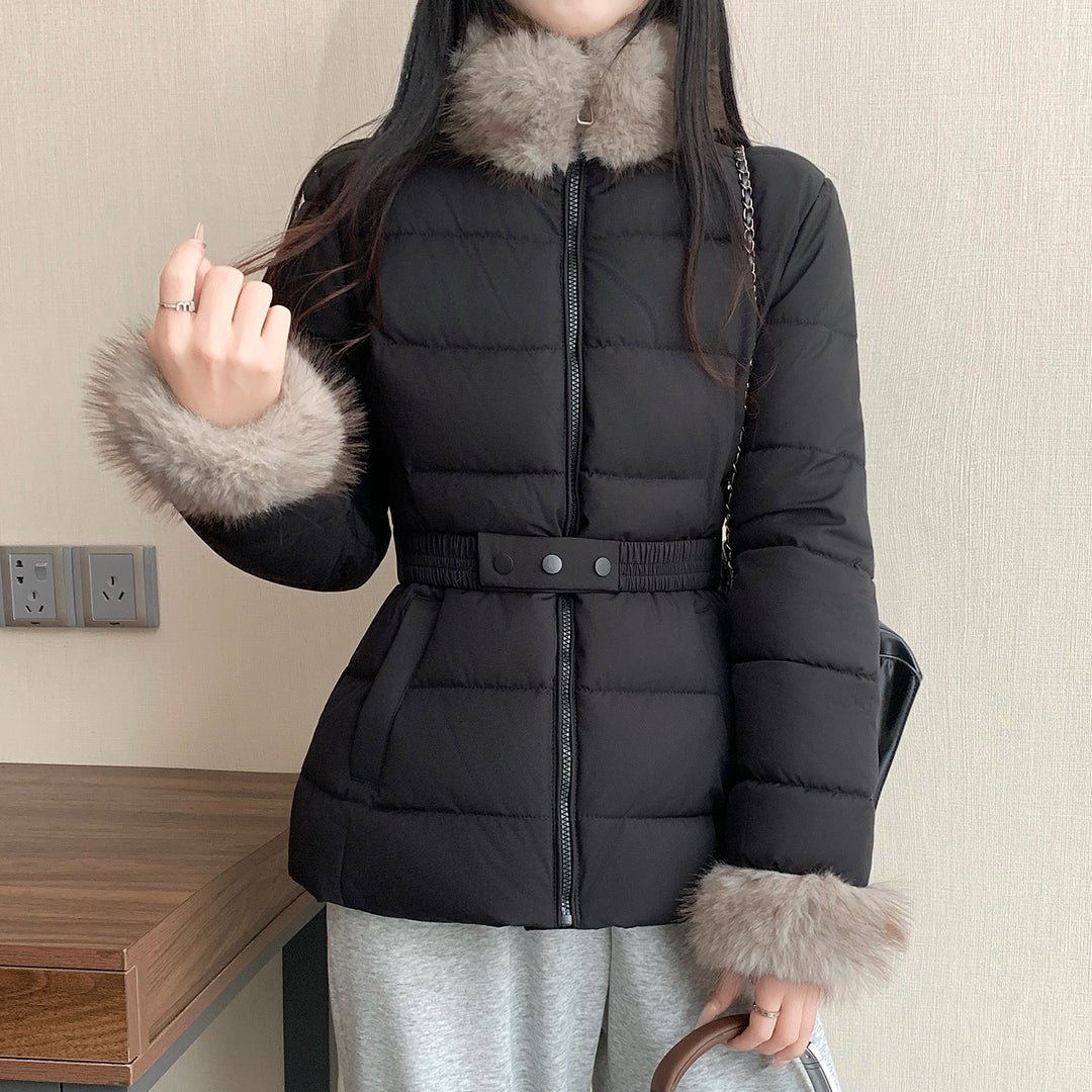 Damen nan taillierte Thermo-Kurzjacke mit elastischem Taillengürtel, Webpelzkragen und Kunstfellmanschetten Nord Taschen