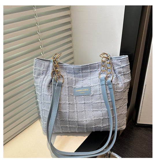 Damen Schultertasche mit strukturiertem Design und unverwechselbaren Kettenakzenten Nord Taschen