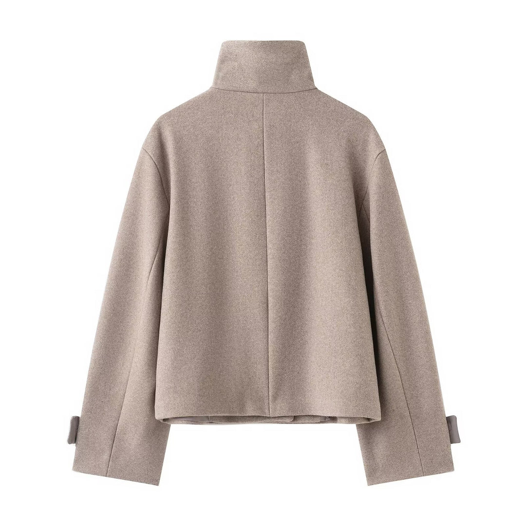 Damen Cropped Wollmix-Kurzjacke mit hohem Stehkragen, asymmetrischer Knopfleiste und Krempelmanschetten Nord Taschen
