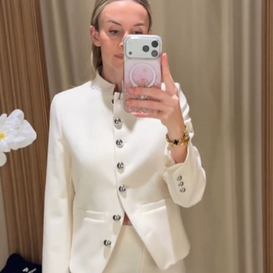 Damen Taillierter Blazer mit Stehkragen und silbernen Schmuckknöpfen Nord Taschen