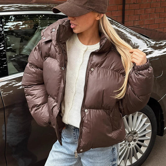 Damen Kurz geschnittene glänzende Steppjacke mit hohem Stehkragen und Druckknopfleisten Nord Taschen