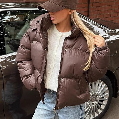 Damen Kurz geschnittene glänzende Steppjacke mit hohem Stehkragen und Druckknopfleisten Nord Taschen