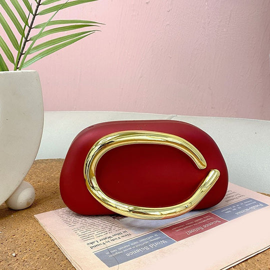 Damen Clutch mit auffälligem Design und goldener Applikation Nord Taschen
