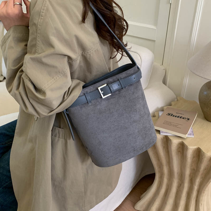 Damen Hobo-Tasche mit modischem Gürtel-Detail und weichem Veloursleder Nord Taschen