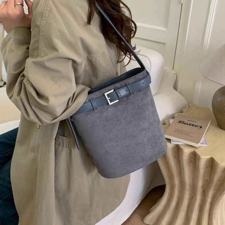 Damen Hobo-Tasche mit modischem Gürtel-Detail und weichem Veloursleder Nord Taschen