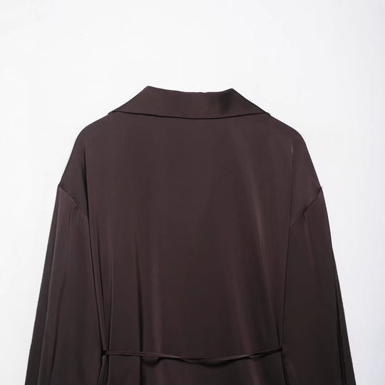Damen Seidige Bluse mit Tunnelzug‑Taillierung, verdeckter Knopfleiste und Hemdkragen Nord Taschen