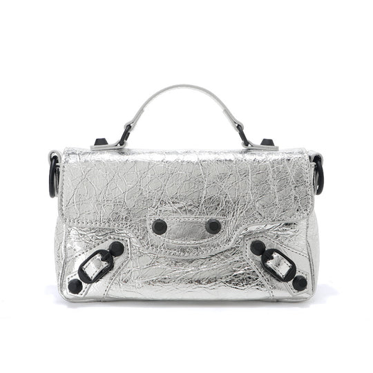 Damen elegante Umhängetasche mit metallischem Finish und praktischen Details Nord Taschen