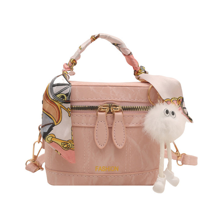 Damen Handtasche mit modischem Halstuch und charmantem Anhänger Nord Taschen