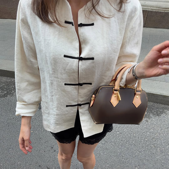 Damen Boxy Leinenbluse mit Knebelverschlüssen und asymmetrischem Saum Nord Taschen