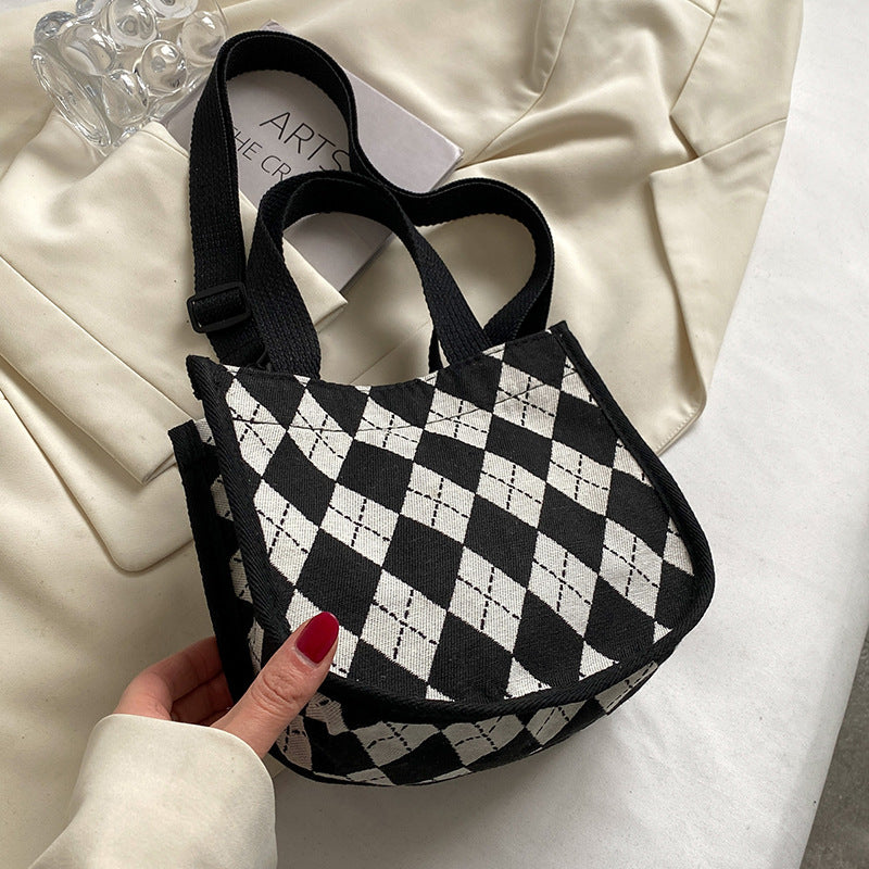 Damen Jute-Handtasche mit modernem Rautenmuster und entzückenden Anhänger Nord Taschen