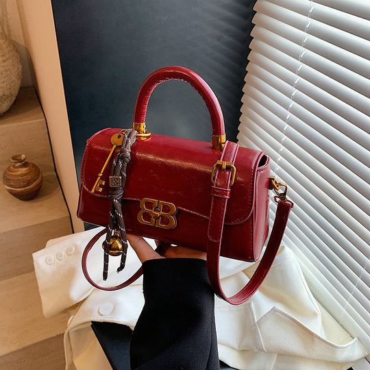 Damen elegante Umhängetasche mit verspieltem Anhänger Nord Taschen