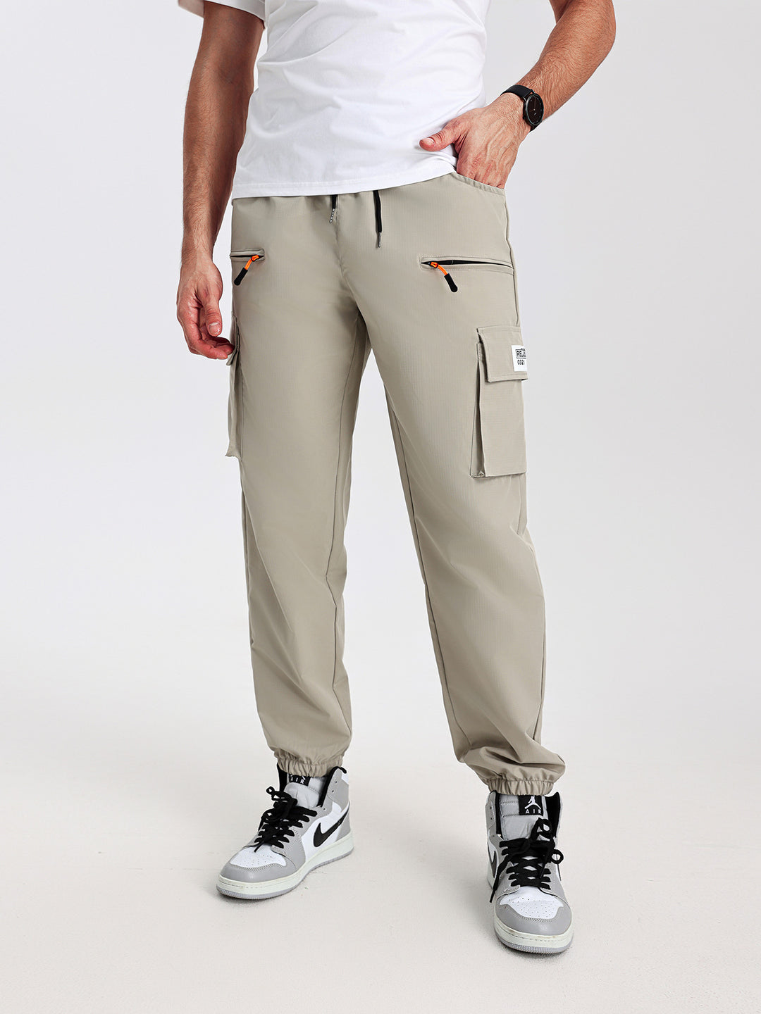 Herren konisch geschnittene Utility-Cargohose im Joggerstil mit Tunnelzugbund, Reißverschlusstaschen & elastischen Beinabschlüssen Nord Taschen