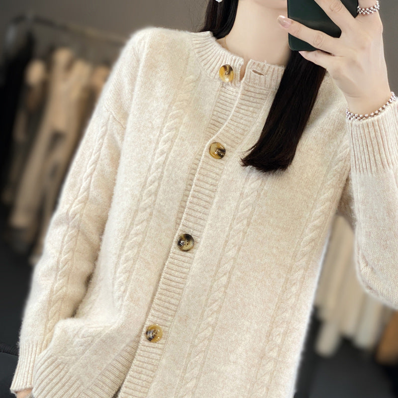 Damen Kaschmirähnlicher Zopfmuster‑Cardigan mit Rundhals und Hornoptikknöpfen Nord Taschen