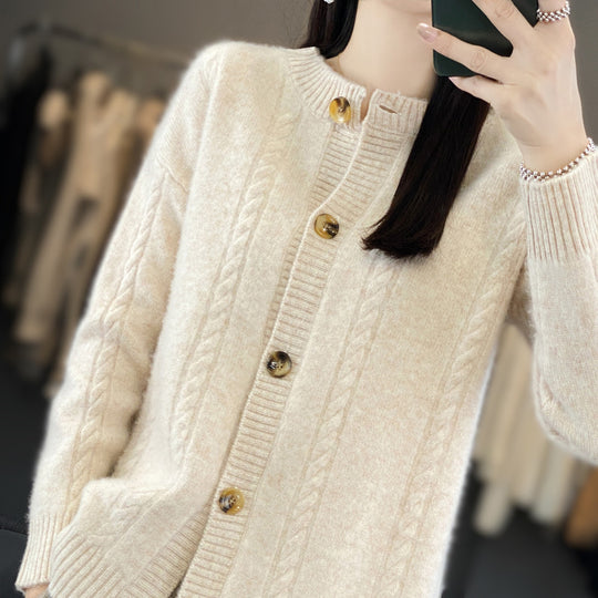Damen Kaschmirähnlicher Zopfmuster‑Cardigan mit Rundhals und Hornoptikknöpfen Nord Taschen