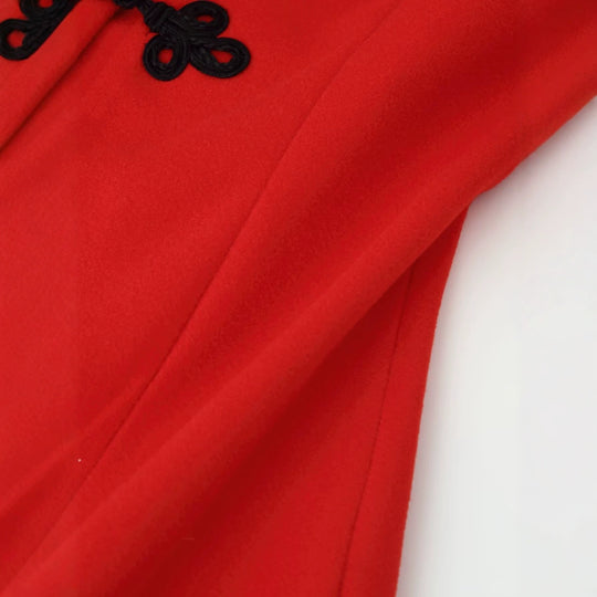 Damen Taillierte Kurzjacke im Mandarinstil mit Schlüsselloch‑Ausschnitt und Zierknotenverschlüssen Nord Taschen