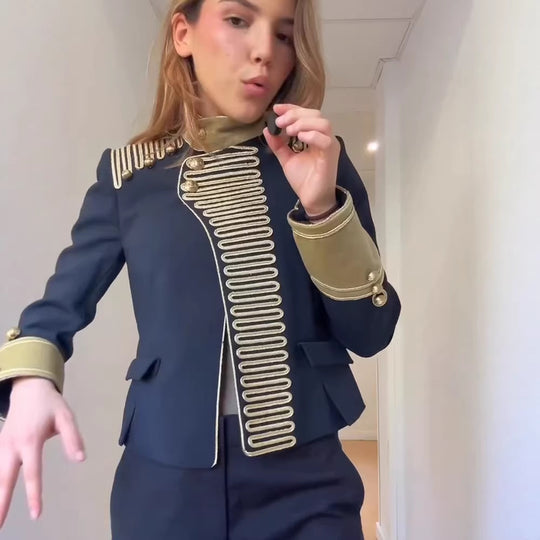 Damen Militärisch inspirierte Kurzjacke mit goldener Gallonborte und Stehkragen Nord Taschen