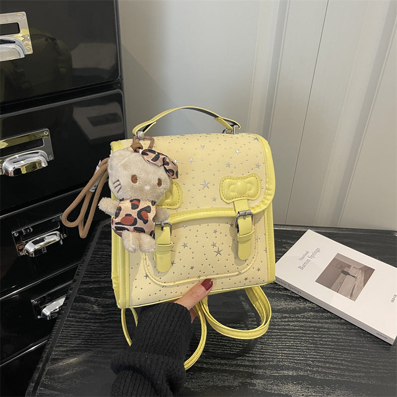 Damen Rucksackhandtasche mit niedlichem Tieranhänger und glänzender Oberfläche Nord Taschen
