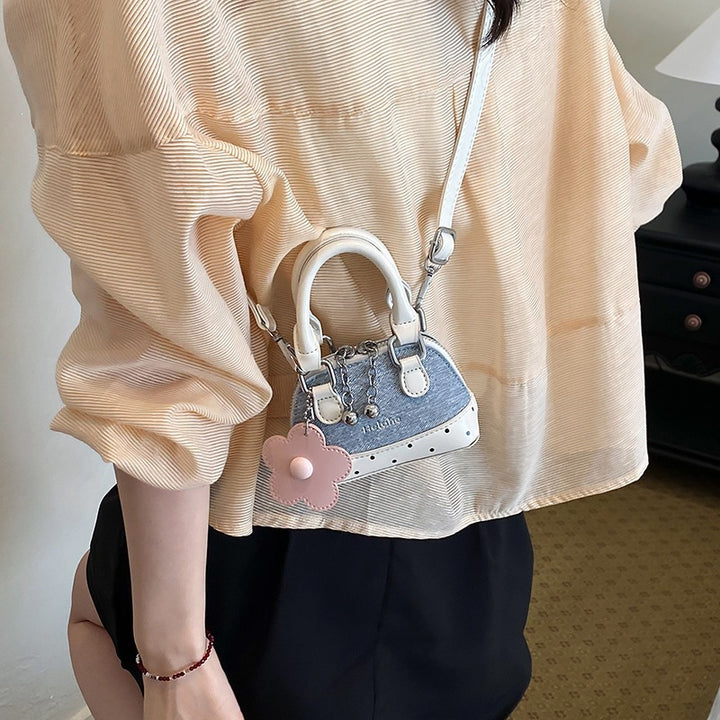 Damen modische Handtasche mit verspieltem Blumenanhänger Nord Taschen