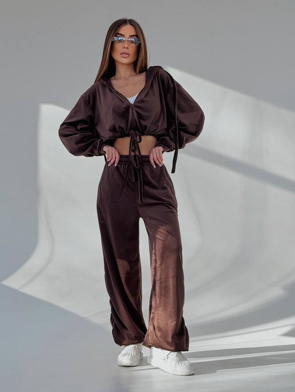 Damen Cropped Kapuzen-Sweatshirt mit Kordelzug am Saum und weite Raffung-Loungehose Nord Taschen