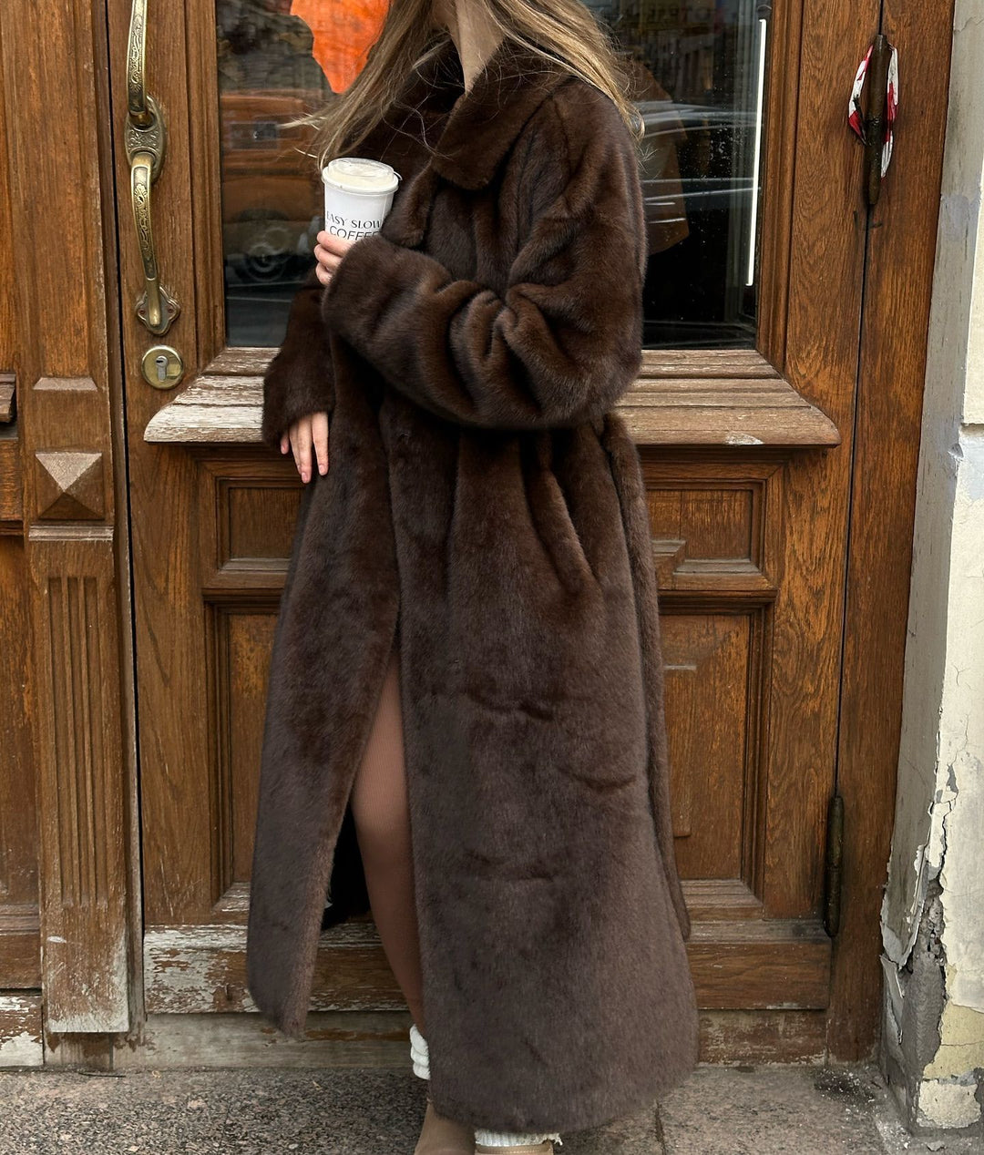 Damen eleganter langfloriger Kunstpelzmantel mit Kapuze und taillierter Silhouette Nord Taschen