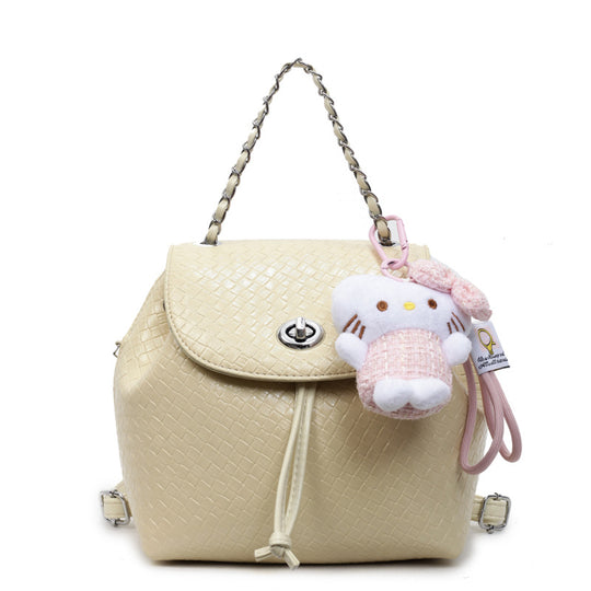 Damen Rucksackhandtasche mit strukturiertem Obermaterial und verspieltem Anhänger | Nord Taschen