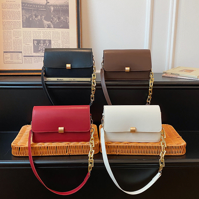 Damen Clutch aus hochwertigem Kunstleder mit dekorativem Kettenriemen Nord Taschen