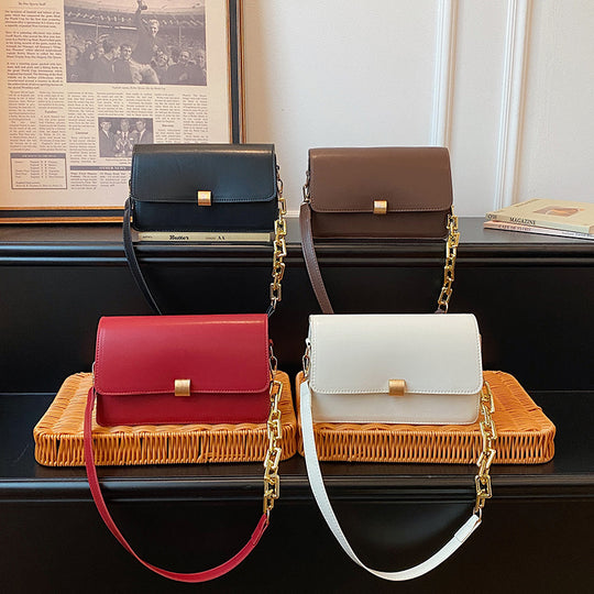 Damen Clutch aus hochwertigem Kunstleder mit dekorativem Kettenriemen Nord Taschen