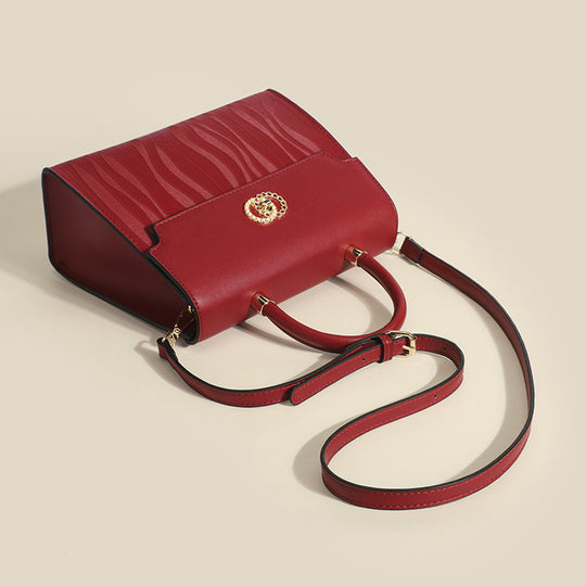 Damen Handtasche mit eleganter Wellenstruktur und goldener Schnallenakzent Nord Taschen
