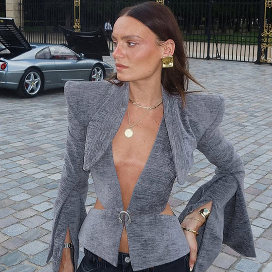 Damen Skulpturaler Peplum-Blazer mit tiefem V‑Ausschnitt, Cut-Outs und dramatischen Ärmelschlitzen Nord Taschen