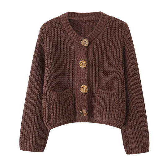 Damen Grobgestrickte Kurzstrickjacke mit großen Zierknöpfen und aufgesetzten Taschen Nord Taschen