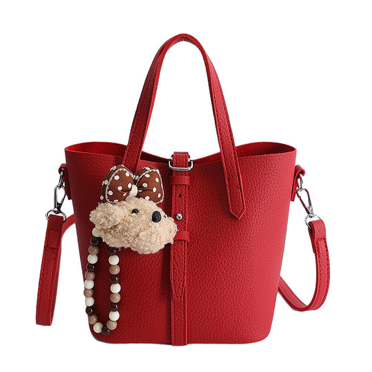 Damen Handtasche mit verspieltem Tieranhänger und hochwertiger Textur Nord Taschen