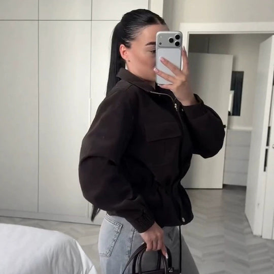 Damen Kurzjacke im Utility‑Stil mit Taillenzug und Stehkragen Nord Taschen