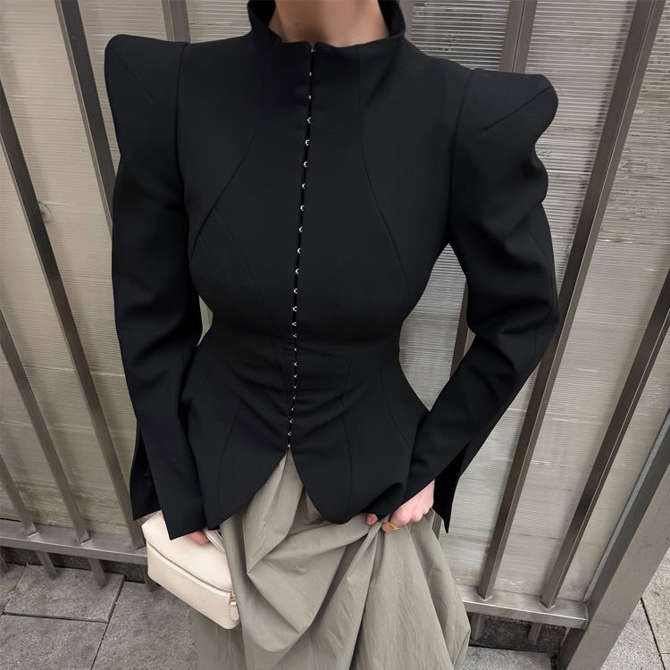 Damen Taillierter Blazer mit skulpturalen Schultern, betonter Taille und spitzem Schößchen Nord Taschen