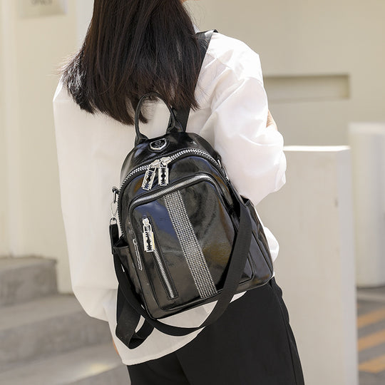 Damen Mini-Rucksack mit stylischen Reißverschlusstaschen und dekorativem Anhänger Nord Taschen