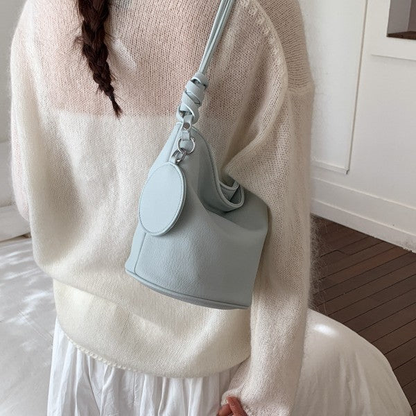 Damen Hobo-Tasche aus strukturiertem Kunstleder mit verspieltem Anhänger Nord Taschen